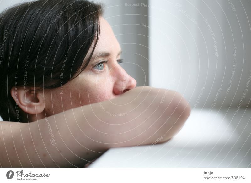 Frau schaut aus dem Fenster Lifestyle ruhig Erwachsene Leben Gesicht 1 Mensch 30-45 Jahre Denken Blick träumen authentisch nah blau schwarz Gefühle Stimmung