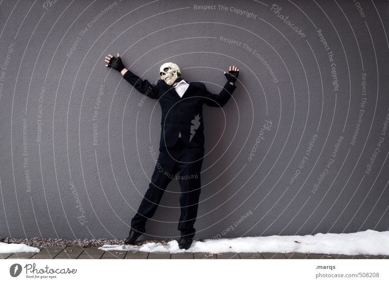 Impro Mensch androgyn 1 Mauer Wand Anzug Maske Zeichen grau schwarz Tod Würde stehen Schädel improvisieren Halloween Zeit Farbfoto Außenaufnahme