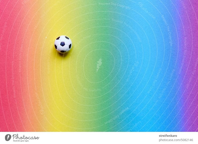 Fußball auf dem Regenbogen regenbogenfarben LGBT LGBTQ Homosexualität schwul lesbisch Sport Toleranz WM Freiheit Vielfalt Gleichstellung Liebe Transgender