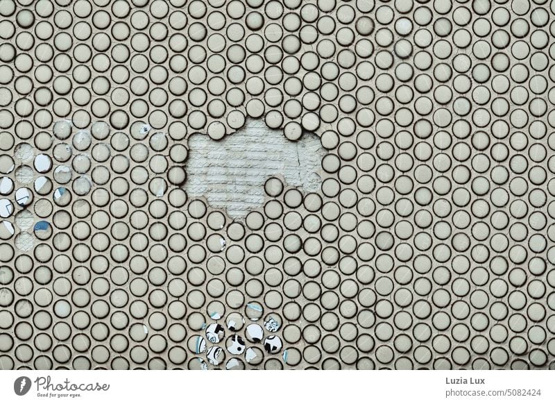 U-Bahn Wandfliesen Ziegel Mosaik, beschädigt und alltagsschön Fliese Fliesen rund Punkte regelmäßig trist alt beige Fliesen u. Kacheln Muster