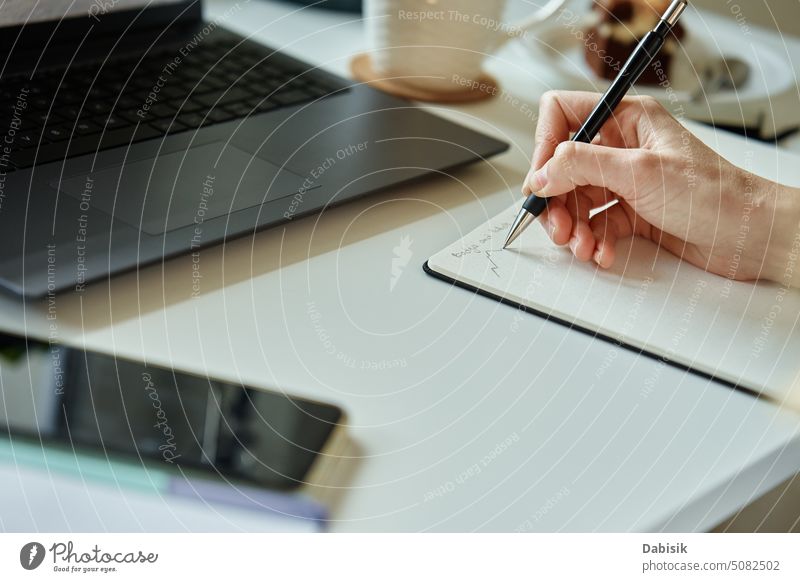 Designer zeichnet Skizze auf Papier, sitzt am Schreibtisch mit Laptop vor dem Fenster Frau Arbeit von zu Hause aus Hand Arbeitsplatz kreativ abgelegen