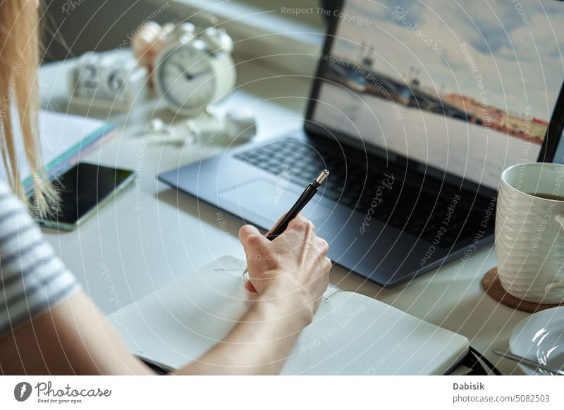 Frau sitzt am Tisch am Fenster und benutzt einen Laptop Arbeit heimwärts kreativ Freiberufler arbeiten Komfort Blick Schreibtisch Browsen Lifestyle Business