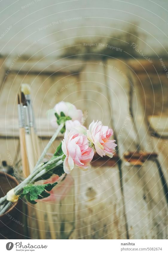 Romantischer und nostalgischer Hintergrund mit Blumen und Pinseln gegen alte Holztextur romantisch rustikal Bürsten Kunst hölzern Textur gealtert altehrwürdig