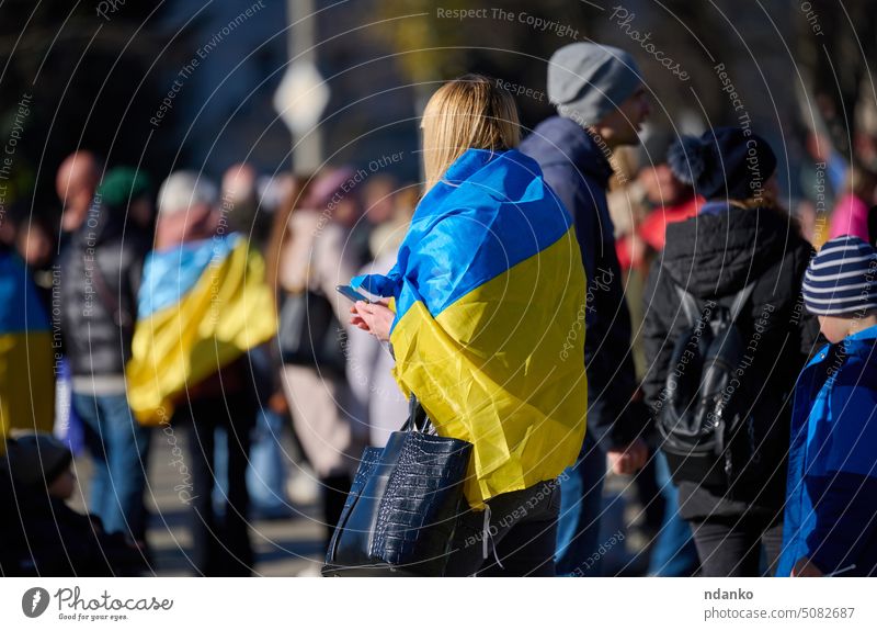 Ukraine, Cherson - 14. November 2022: Menschenmenge mit ukrainischen Fahnen auf den Straßen des befreiten Cherson, Feier zur Räumung der Stadt Erwachsener