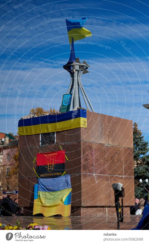 Ukraine, Cherson - 14. November 2022: Flaggen der Ukraine am Denkmal der gefallenen Himmlischen Hundert im Zentrum der Stadt Cherson Gedenkstätte Quadrat