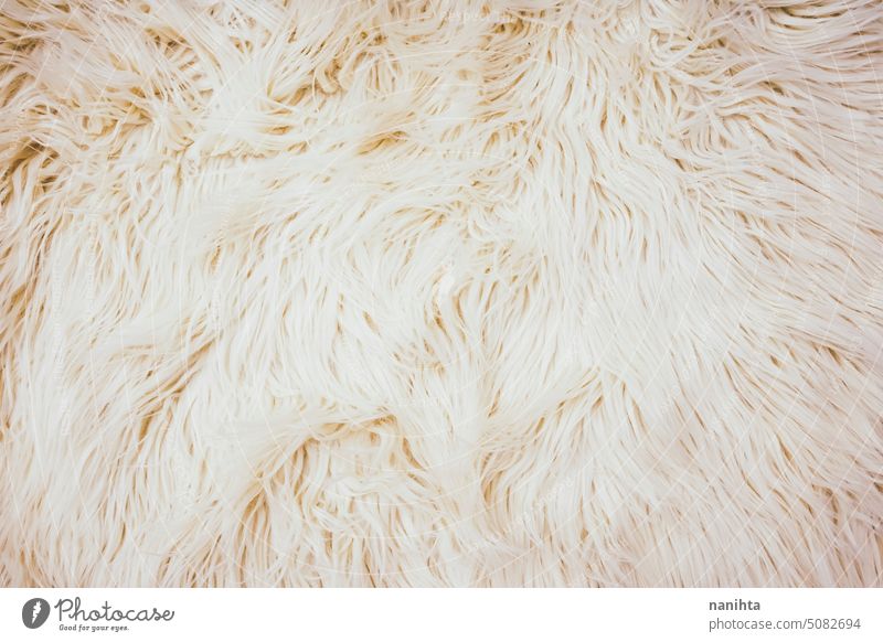 Beige und kuschelig strukturierter Hintergrund aus Kunstfell Textur Fell warm gemütlich weich beige neutral Töne Wärme Textil Tierfell falsch künstlich Dekor