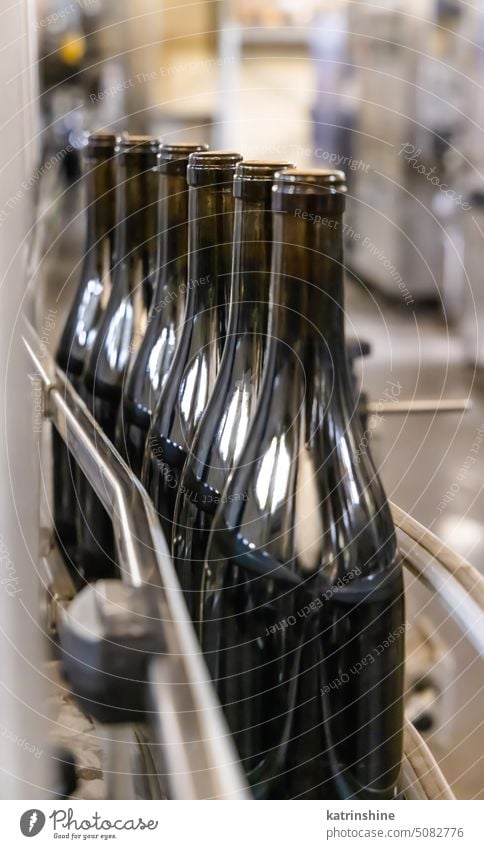 Abfüllung von Wein in dunkle Glasflaschen mit einer industriellen Abfüllmaschine in einer modernen Weinfabrik Flasche Weinkeller Italien Weinherstellung