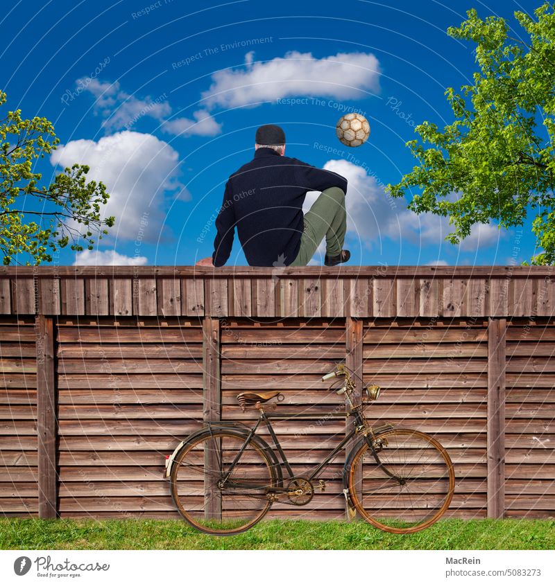 Zaungast schaut Fußball fussball zuschauer fahrrad holzzaun mann rasen draußen spielen sitzt sitzen Fußballplatz