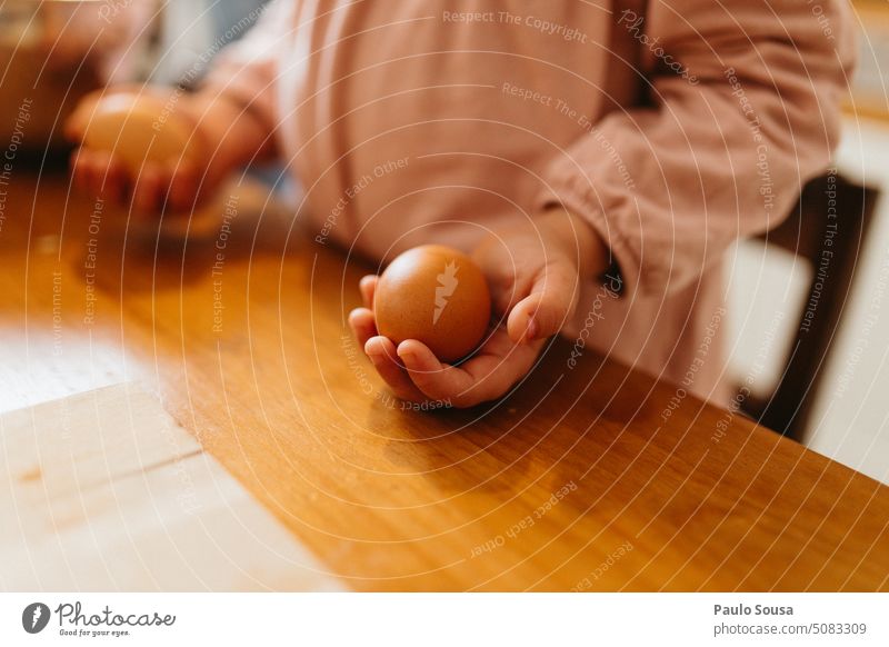 Kind hält Eier Halt Beteiligung Ostern festhalten Hand Osterei Nahaufnahme Innenaufnahme Kindheit Lebensmittel Essen zubereiten backen Feste & Feiern Tradition