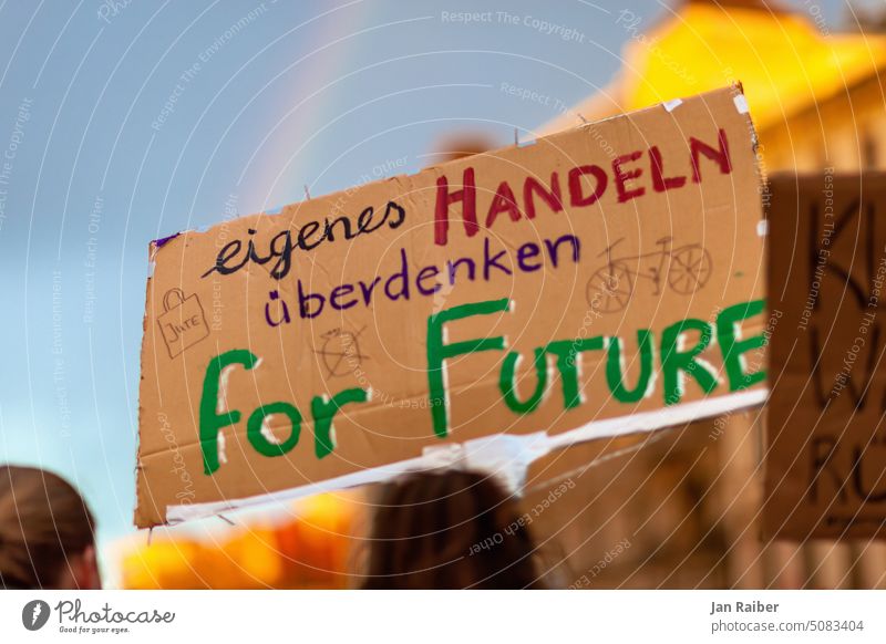 Fridays for Future Demo mit Regenbogen - "eigenes Handeln überdenken for Future" Demonstration Plakat Transparent Transpi FFF Klima