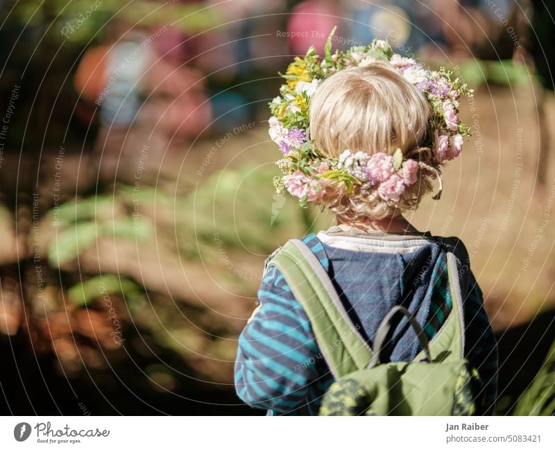 Johanni - Junge mit Kranz Waldorf Waldorfkindergarten Waldkindergarten Kindergarten Fest feiern Natur Außenaufnahme Sommer Blumen Blumenkränze
