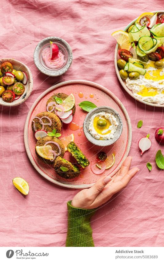 Teller mit Frischkäse und Gemüse Salatbeilage Serviette Vegetarier Speise dienen Gesundheit Portion hell farbenfroh mediterrane Küche Fritter Veganer Dip