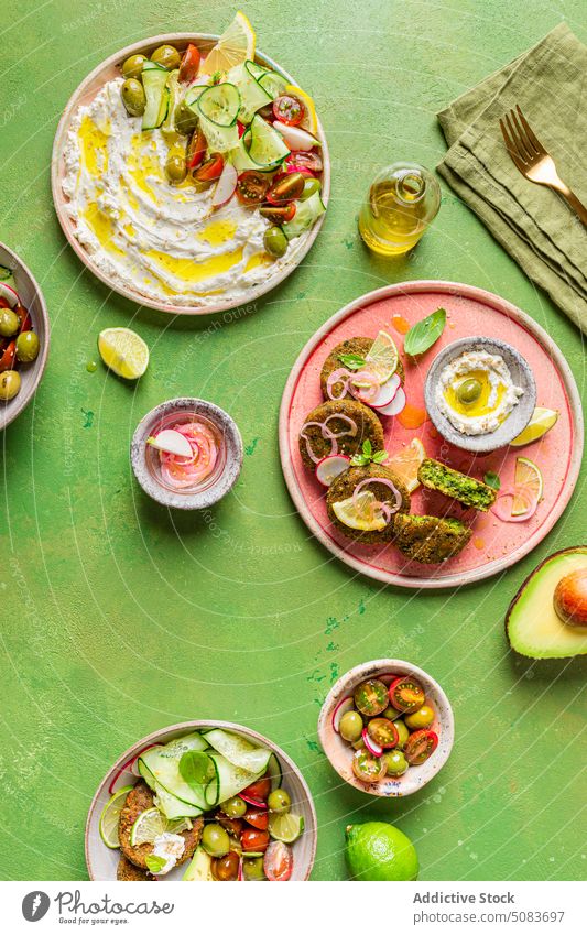 Teller mit Frischkäse und Gemüse Salatbeilage Serviette Vegetarier Speise dienen Gesundheit Portion hell farbenfroh mediterrane Küche Fritter Veganer Dip