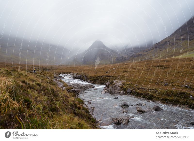 Malerische Berglandschaft unter bewölktem Himmel Person Berge u. Gebirge Ambitus Landschaft Nebel fließen strömen Hochland malerisch Schottland Europa