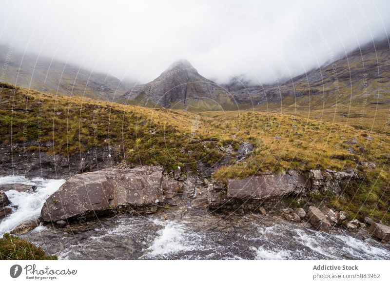 Malerische Berglandschaft unter bewölktem Himmel Berge u. Gebirge Ambitus Landschaft Nebel fließen strömen Hochland malerisch Schottland Europa Großbritannien