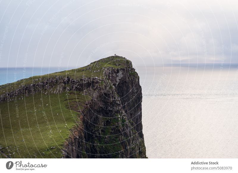 Menschen bewundern das Meer von der Klippe aus felsig endlos MEER Natur Landschaft Berge u. Gebirge Hügel Frau Schottland Europa Großbritannien