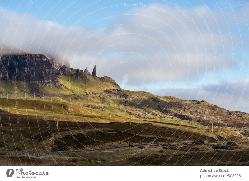 Grüner Berg auf der Insel Skye in Schottland Landschaft Berge u. Gebirge Ambitus Hochland Natur Herbst kalt Skye-Insel Europa majestätisch Wetter Kamm Klippe