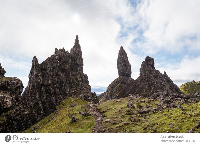 Felsformationen in einem gebirgigen Tal Landschaft Felsen Formation Stein Berge u. Gebirge Hügel Natur reisen Person Arme ausgestreckt Skye-Insel Schottland