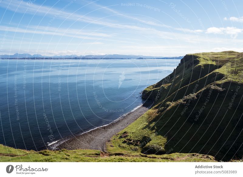 Malerischer Blick auf die Klippen am blauen Meer Landschaft Rippeln MEER Meeresufer Blauer Himmel winken Wasser Tourismus Natur Skye-Insel Schottland Europa