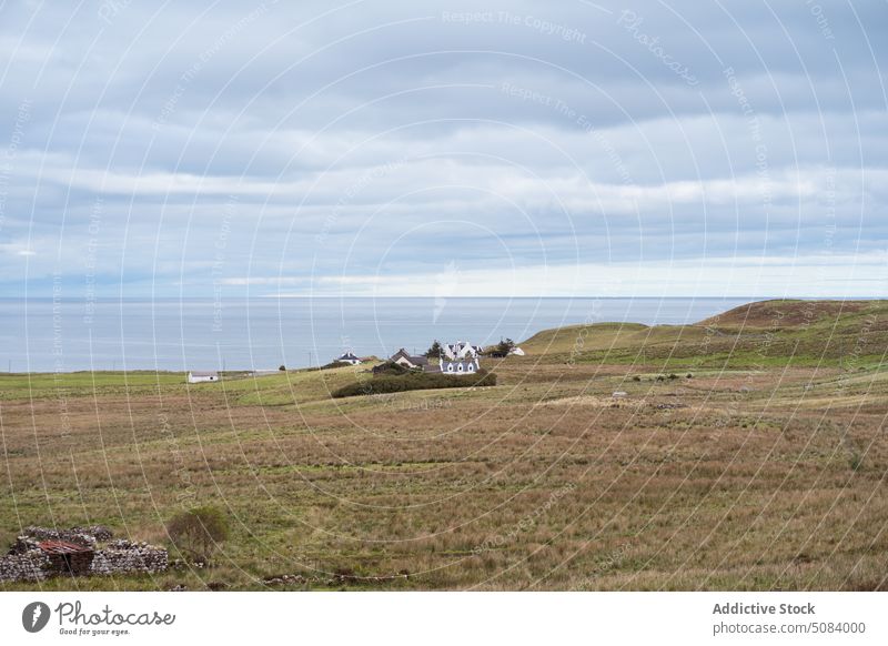 Einsames Haus auf grüner Wiese am See Tal Teich Natur Landschaft Bauernhof Wasser Windstille Skye-Insel malerisch Feld friedlich ruhig ländlich Grasland