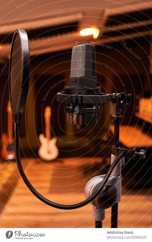 Modernes professionelles Mikrofon im Aufnahmestudio Gerät Aufzeichnen Atelier Stativ Audio Schockhalterung Pop-Filter Ausstrahlung Musik Medien singen Werkzeug