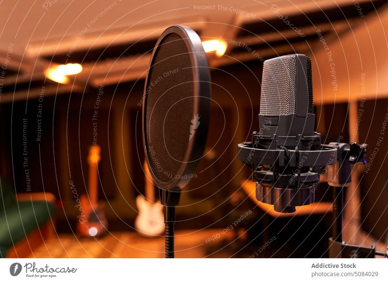 Modernes professionelles Mikrofon im Aufnahmestudio Gerät Aufzeichnen Atelier Stativ Audio Schockhalterung Pop-Filter Ausstrahlung Musik Medien singen Werkzeug