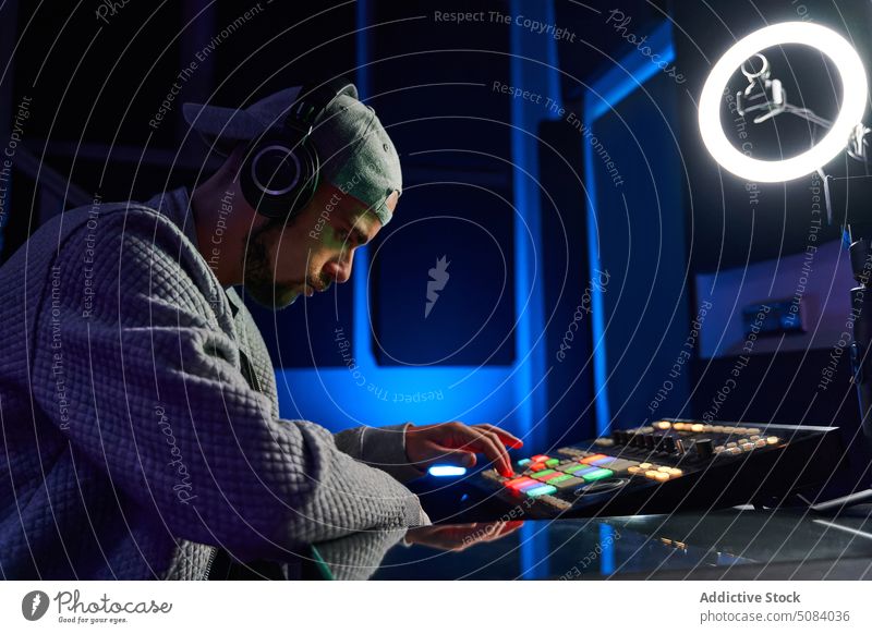 Professioneller Tontechniker, der den Ton während der Aufnahme im Studio mischt Mann Mixer Konsole schieben Schaltfläche Aufzeichnen Audio Arbeitsplatz Musik