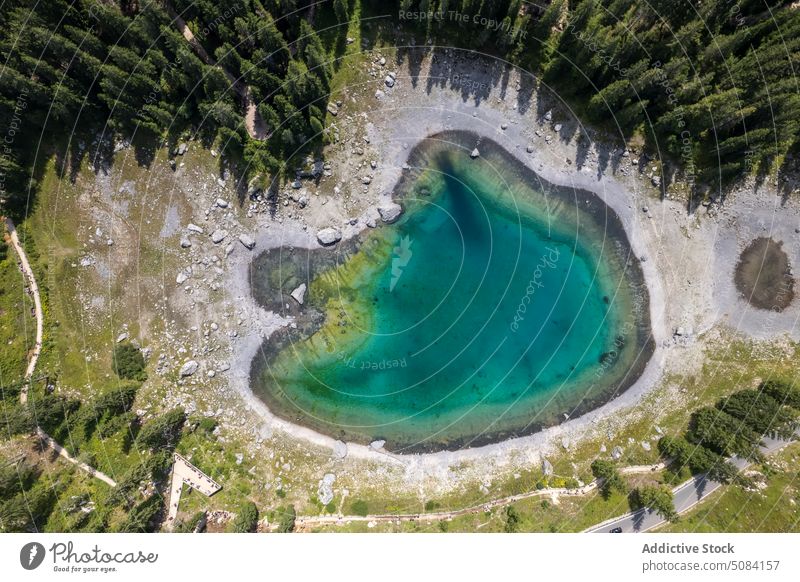 Malerischer Blick auf den von Wald umgebenen See Landschaft Natur Wasser Baum Grün Wälder Tourismus Karersee Dolomiten Italien Europa malerisch Sightseeing