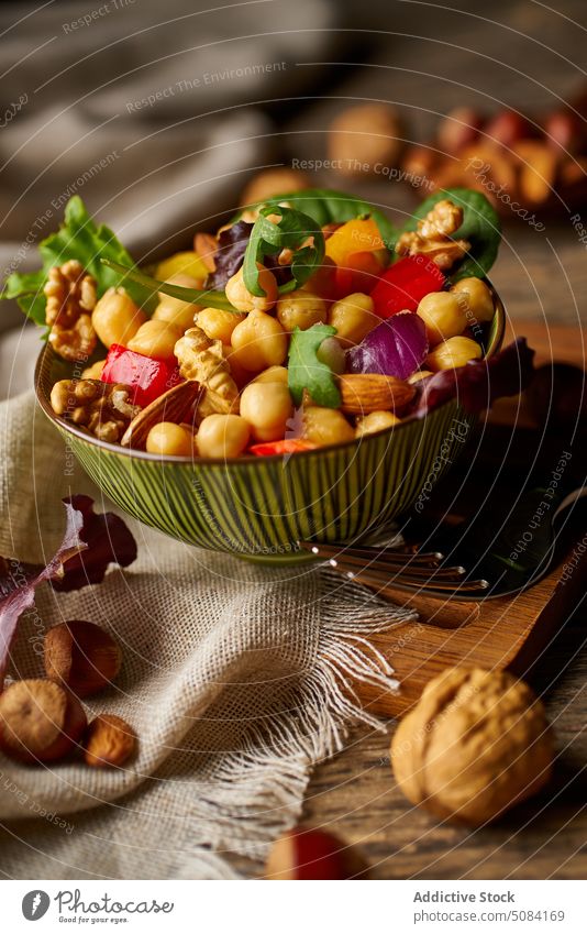 Gesunde Nüsse und Gemüse in einer Schale auf dem Tisch Salatbeilage Schalen & Schüsseln Nut Gabel lecker Lebensmittel appetitlich hölzern Walnussholz grün