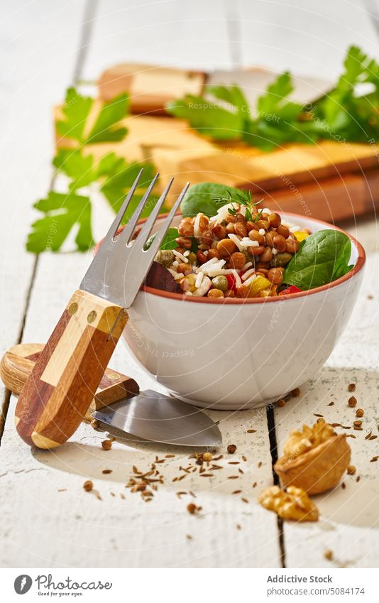 Gesunder Salat in Schüssel mit Messer und Gabel Schalen & Schüsseln Salatbeilage Gemüse gesunde Ernährung Nut Bank Vegetarier Walnussholz sortiert Lebensmittel