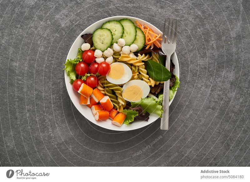 Schale mit Salatsortiment mit Gabel Salatbeilage Schalen & Schüsseln gesunde Ernährung Surimi Gemüse Spätzle Lebensmittel Ei Sortimente Bestandteil lecker