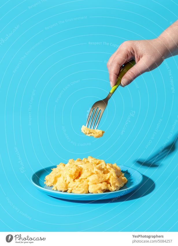 Rührei essen, minimalistisch auf blauem Hintergrund Amerikaner Frühstück hell Brunch Nahaufnahme Farbe Textfreiraum cremig Küche lecker Diät Speise Essen Eier