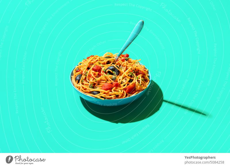 Pasta puttanesca Schüssel isoliert auf einem grünen Hintergrund oben blau Schalen & Schüsseln hell Kapriolen Kohlenhydrate Nahaufnahme Farbe gekocht