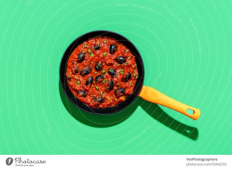 Pasta-Tomatensauce, italienisches Rezept, Ansicht von oben auf grünem Hintergrund hell Kapriolen Kohlenhydrate Farbe gekocht Essen zubereiten Textfreiraum