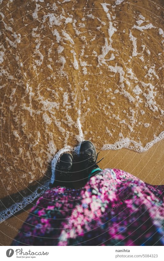 Vertikale Mode Hintergrund der Mori-Stil Blick mit einem fisrt Person Blick agasint zu Fuß auf dem Meer Ufer Boho geblümt Stiefel MEER Strand Winter Kleid hoch