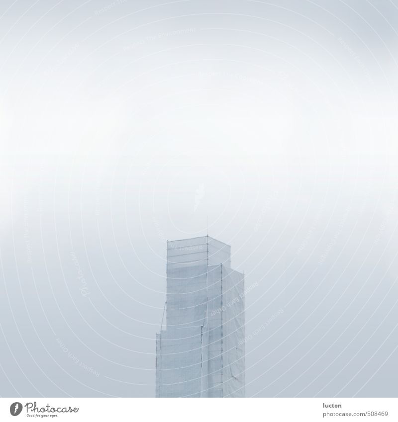 Renovierung eines Turms | Baustelle vor grauen Himmel Nebel Stadt Bauwerk Gebäude Fassade Verpackung Kunststoff modern blau weiß Perspektive Modernisierung