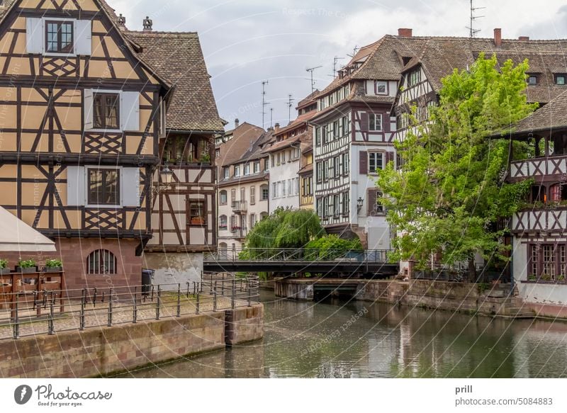 Idyllischer Eindruck am Wasser in einem Viertel namens Petite France in Straßburg, einer Stadt in der Region Elsass in Frankreich Altstadt krank flusskrank