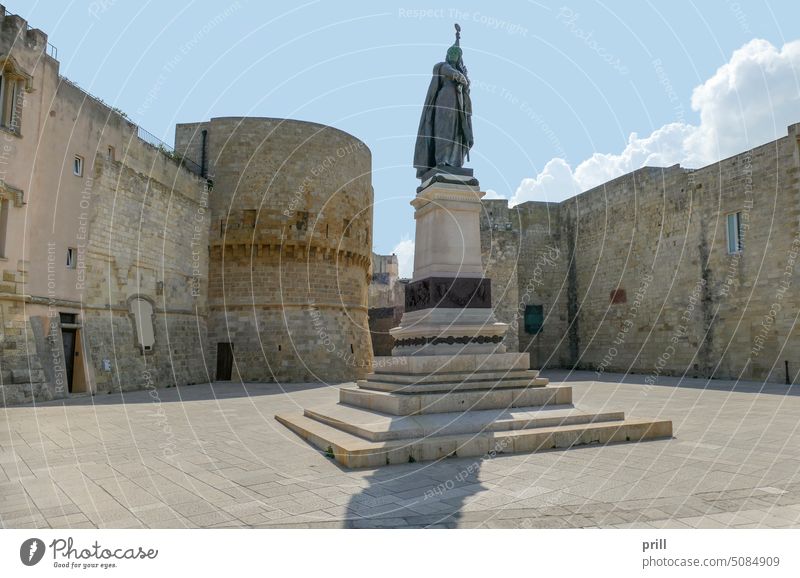 Otranto in Italien lecce Apulien Statue Figur Stadt Süditalien Küste mediterran Meer Sommer sonnig Bildhauerei Gedenkstätte Burg oder Schloss Festung Wand