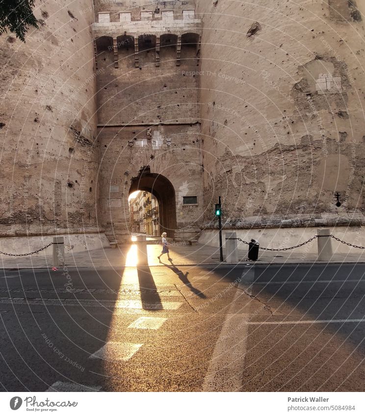 Wandern in der Stadt Großstadt Gateway Arch Portal historisch Architektur Schattenspiel laufen Sonnenschein Morgenlicht