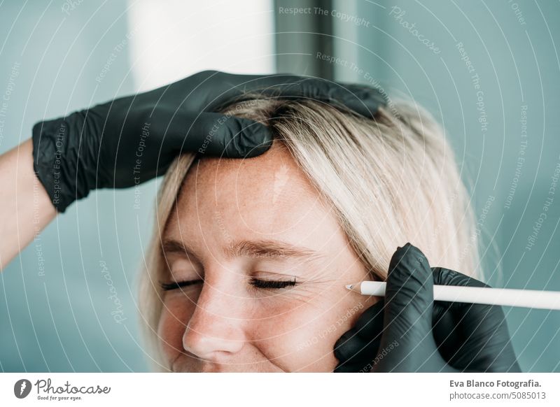 Junge Frau bekommt Schönheitsgesichtsinjektionen in einem Salon oder einer Klinik. Hautpflege-Konzept Einspritzung Kaukasier Silizium schön Porträt Behandlung