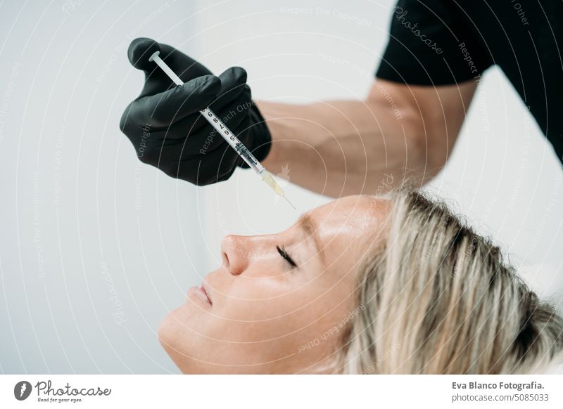 Junge Frau bekommt Schönheitsgesichtsinjektionen in einem Salon oder einer Klinik. Hautpflege-Konzept Einspritzung Kaukasier Silizium schön Porträt Behandlung