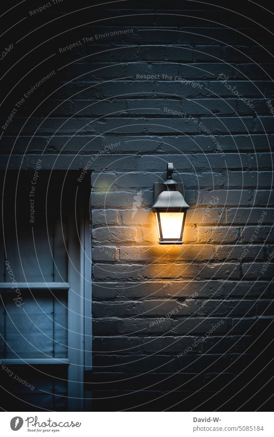 Lampe leuchtet in der Dunkelheit leuchten Licht Strom strompreis Hauswand gemütlich Energie Beleuchtung Nacht Laterne Wand