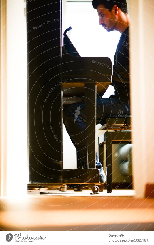Pianist am Klavier spielen Musiker Musikinstrument üben ehrgeizig fleißig Konzentration musizieren Mann Musikstudium