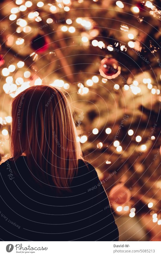 Weihnachten - Kind vor dem Weihnachtsbaum Weihnachten & Advent Mädchen ruhe vorfreude Tradition festlich leuchten Ehrfurcht Heiligabend Lichterkette