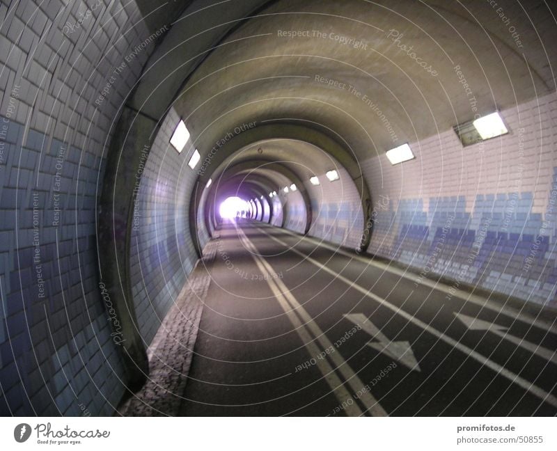 Tunnel-Blick. Foto: Alexander Hauk Verkehr Tunnelblick Straße Tunnelröhre Tunnelbeleuchtung Straßenverkehr Straßenbeleuchtung Tunneleinfahrt Tunnelende