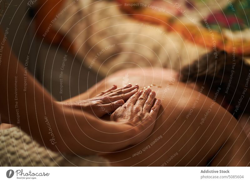 Frau massiert den Rücken eines Kunden im Friseursalon Masseurin Klient Massage Erdöl Aufstrich sich[Akk] entspannen geduldig Leckerbissen Therapie Verfahren