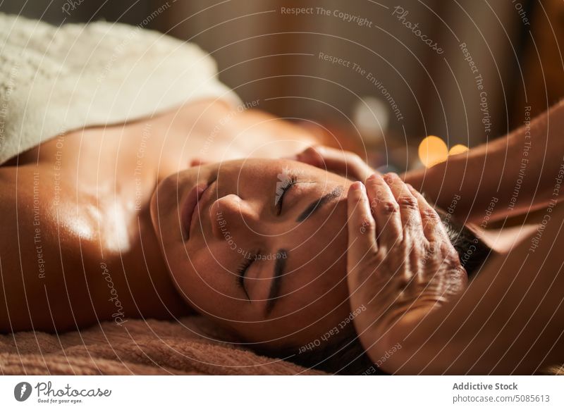Masseur bei der Massage der Stirn eines auf dem Bett liegenden Kunden ausführen Klient ruhen professionell Therapeut sich[Akk] entspannen Erfrischung Menschen
