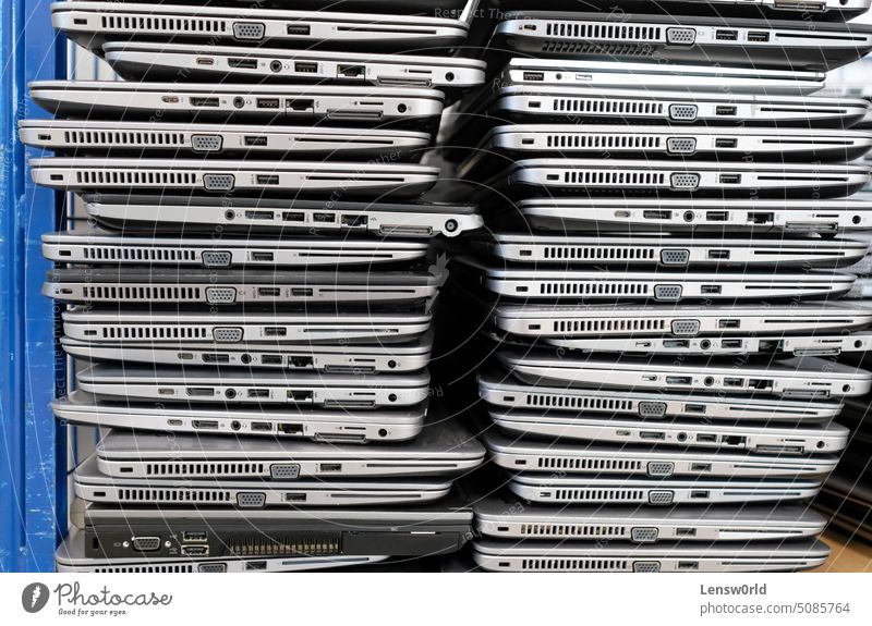 Große Stapel ausrangierter Laptops und Notebooks auf einem Wagen gebrochen Beschädigte E-Müll Elektrisches Gerät Elektronikschrott Elektronikindustrie Umwelt