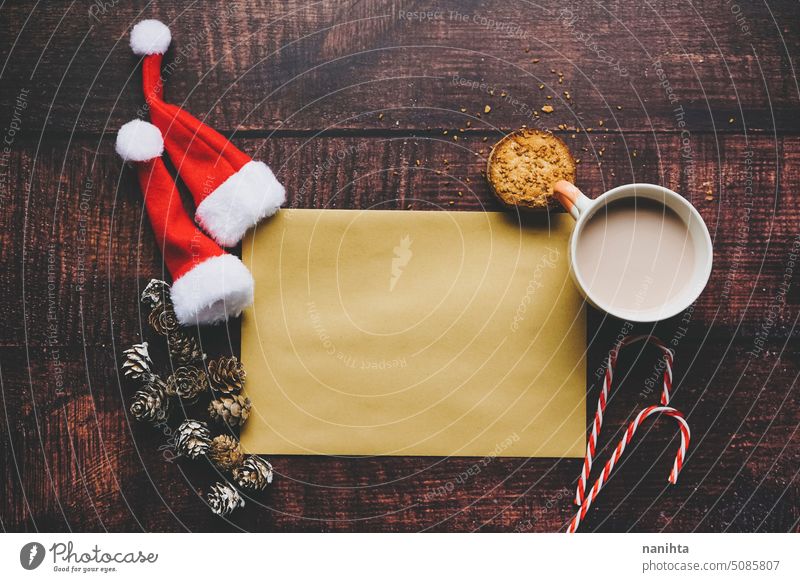 Einfache Weihnachten Mockup in Brauntönen mit einem alten Umschlag und Weihnachtsmützen Hintergrund Attrappe Kuvert flache Verlegung hölzern Textur einfach