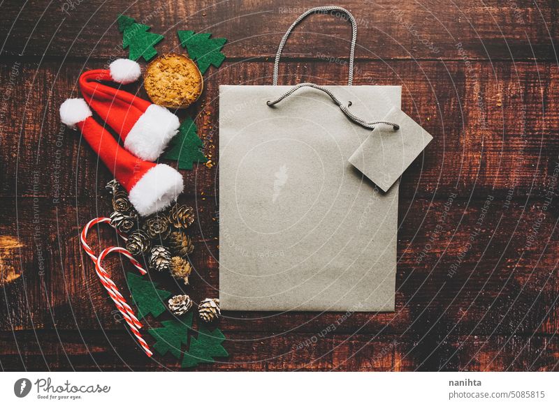 Weihnachten Mockup mit einem Geschenk Tasche surroundid von klassischen Weihnachtsschmuck Attrappe hölzern flache Verlegung Textur Holz Flachlegung traditionell